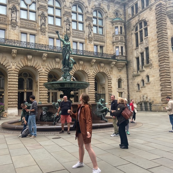 Meet your Posher, Emina - Picture 1 of 1